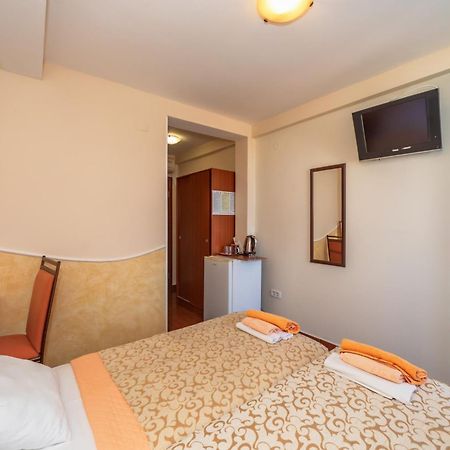 Apartments Pod Lozom With Seaview Petrovac Екстер'єр фото