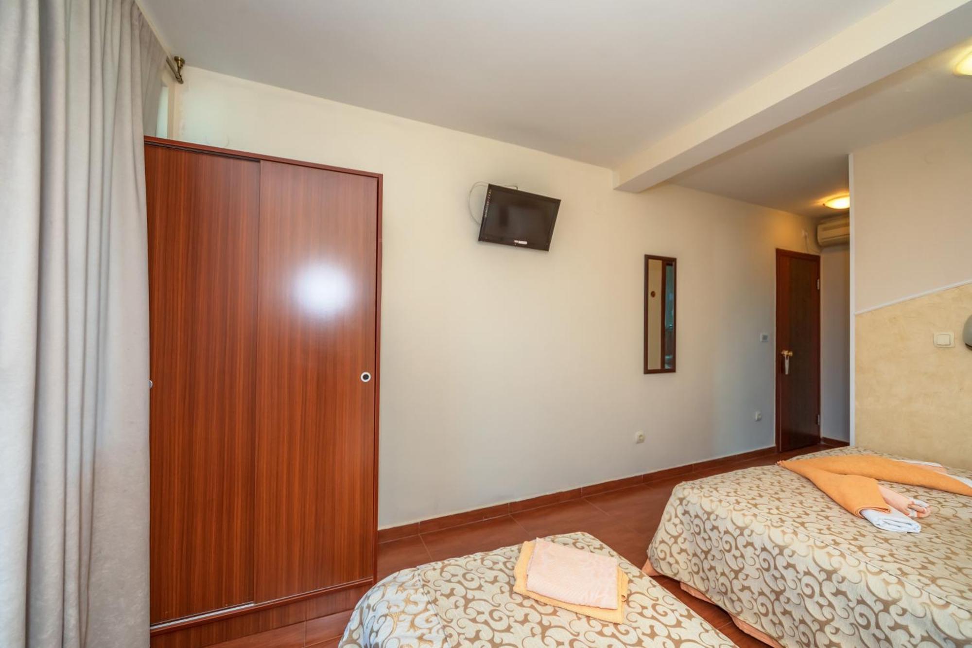 Apartments Pod Lozom With Seaview Petrovac Номер фото