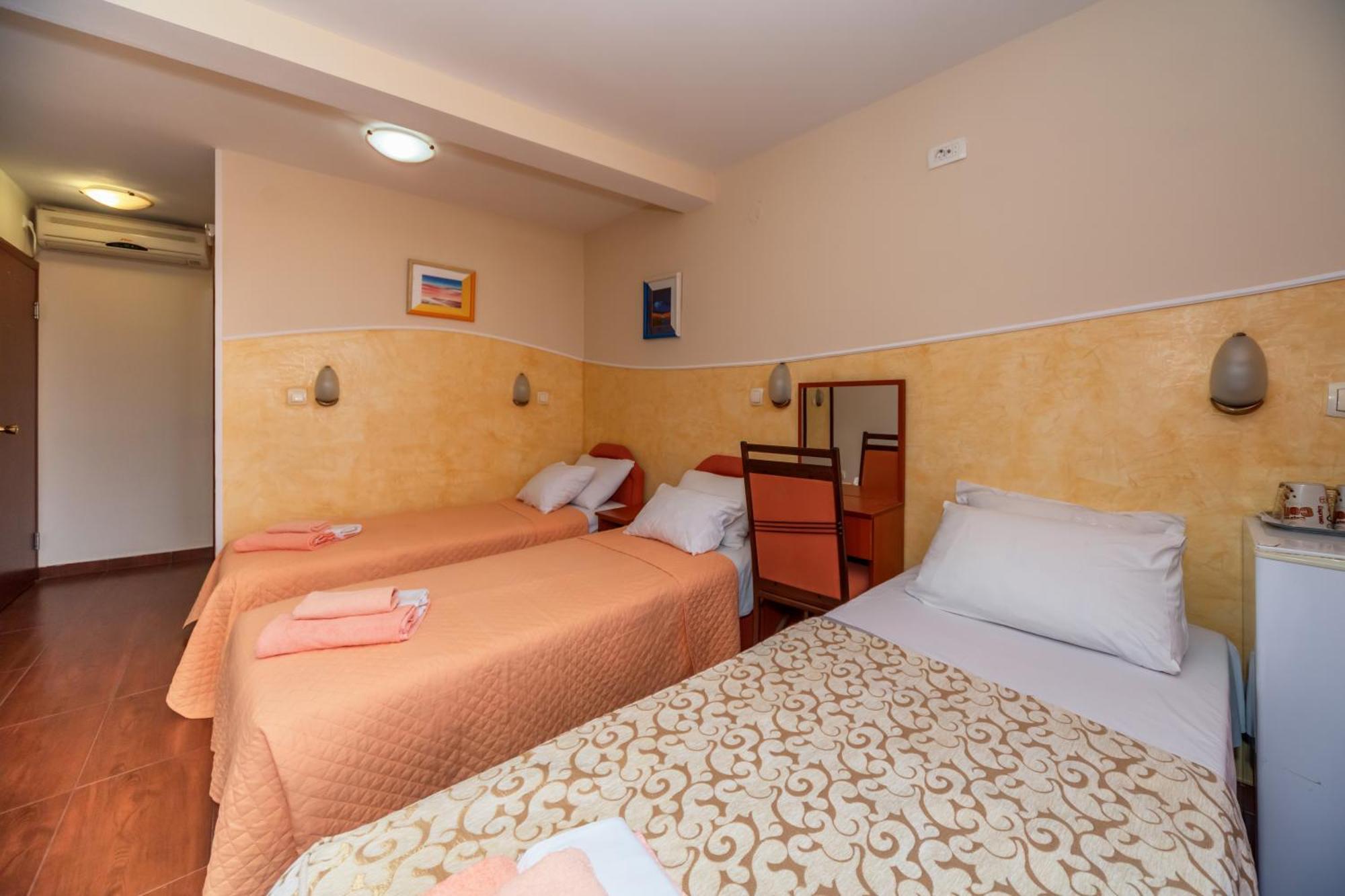 Apartments Pod Lozom With Seaview Petrovac Номер фото